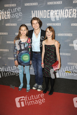 Imogen Burrell, Elin Kolev, Mathilda Adamik