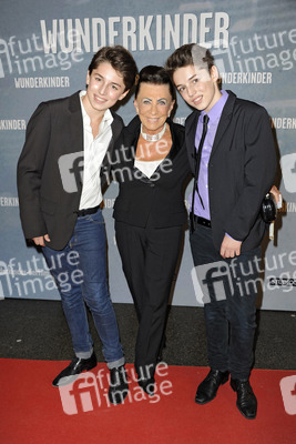 Maria Brauner mit den Enkelkindern Ben und David