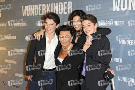 Alice Brauner mit Söhnen Ben und David und Mutter Maria