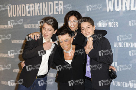 Alice Brauner mit Söhnen Ben und David und Mutter Maria