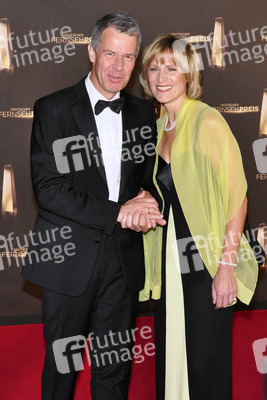 Peter Kloeppel mit Begleitung