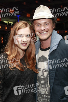 Sara Canning, David Anders