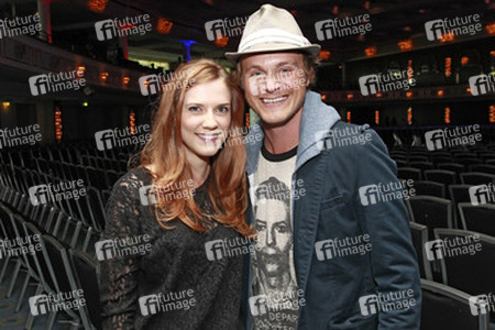 Sara Canning, David Anders
