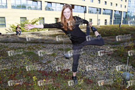 Sara Canning (im Hintergrund David Anders)