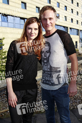 Sara Canning, David Anders