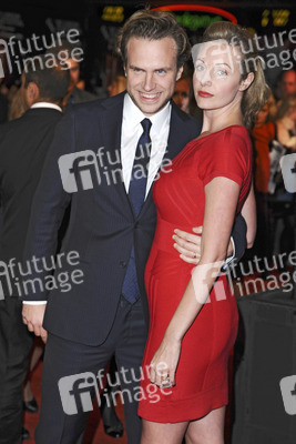 Rafe Spall, Elize du Toit