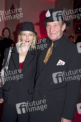 Michael Mendl mit Begleitung