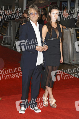 Bruce Robinson mit Begleitung