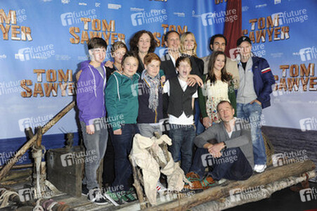 Benno Fürmann, Heike Makatsch und der Cast von 'Tom Sawyer'