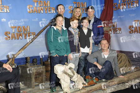 Benno Fürmann, Heike Makatsch und der Cast von 'Tom Sawyer'