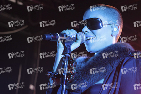 Alina Süggeler (Frida Gold)