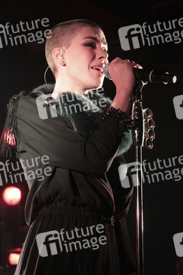 Alina Süggeler (Frida Gold)