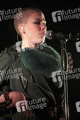 Alina Süggeler (Frida Gold)