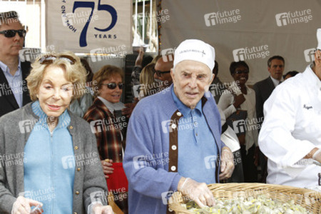 Kirk Douglas mit Gattin Anne Buydens