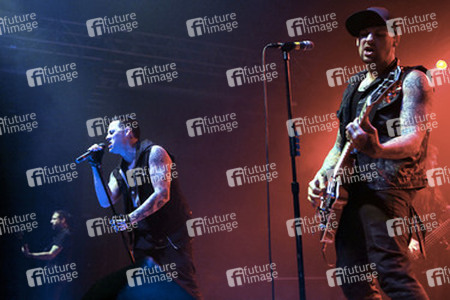 Paul Anthony Thomas, Joel Reuben Madden, Benjamin Levi Madden (Good Charlotte)