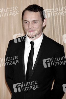 Schauspieler; Pavel Chekov in 'Star Trek XI-XII'; Kyle Reese in 'Termnator 4'; Jacob Clarke in 'Taken'