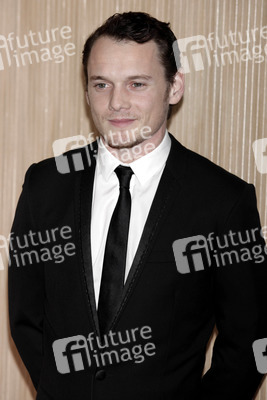 Schauspieler; Pavel Chekov in 'Star Trek XI-XII'; Kyle Reese in 'Termnator 4'; Jacob Clarke in 'Taken'