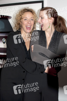 Katja Riemann mit Nadine Stori