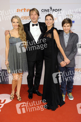 Mads Mikkelsen mit Gattin Helen und den Kindern Viola und Carl