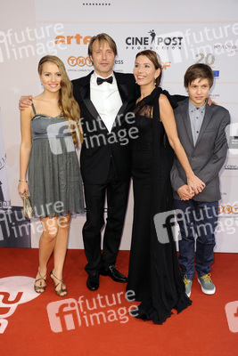 Mads Mikkelsen mit Gattin Helen und den Kindern Viola und Carl