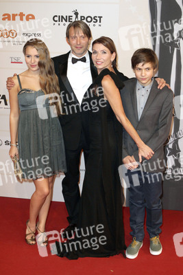 Mads Mikkelsen mit Ehefrau Helen, Tochter Viola und Sohn Carl