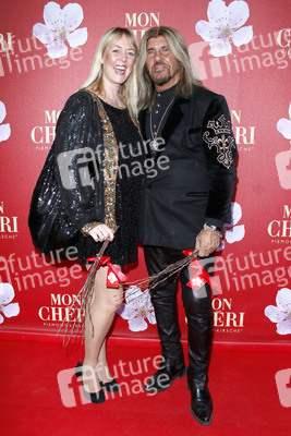 Abi Ofarim mit Partnerin