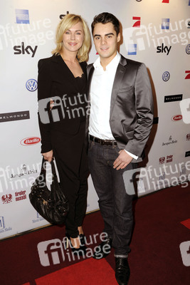 Saskia Valencia, Leonard Valencia