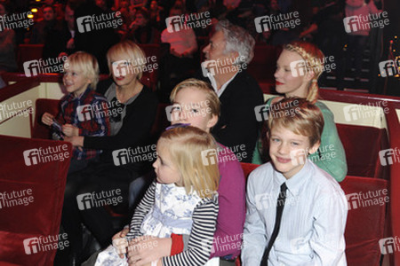 Henry Hübchen mit Lebensgefährtin Carmen, Tochter Theresa und seinen 4 Enkelkindern