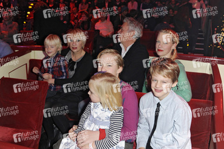 Henry Hübchen mit Lebensgefährtin Carmen, Tochter Theresa und seinen 4 Enkelkindern