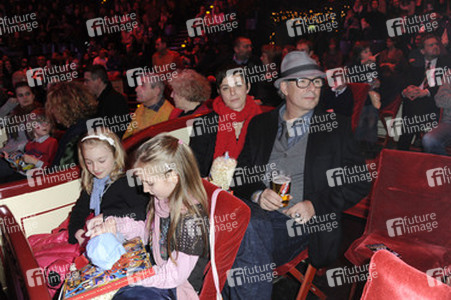 Leander Haußmann, Annika Kuhl und Tochter Kunigunde mit Freundin Annalotte