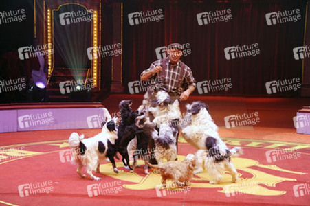 Wolfgang Lauenburger mit seiner Hundedressur