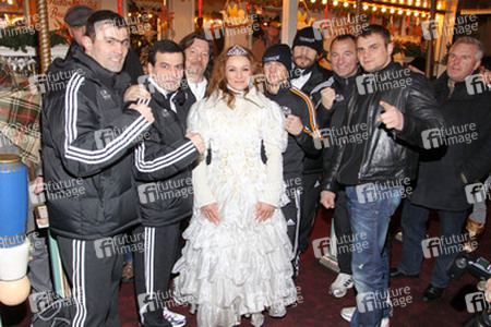 Ina Menzer mit ihren Kollegen vom Boxstall Universum