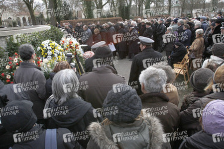 Grabstätte mit Trauergästen