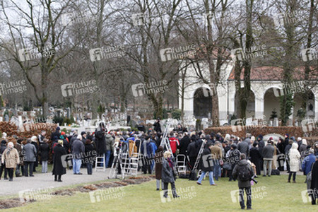 Trauergäste und Presse