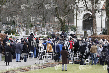 Trauergäste und Presse