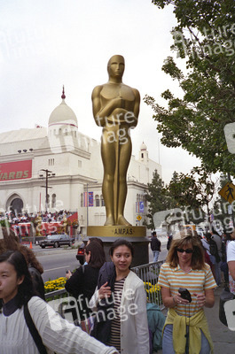 Oscar Statur vor dem Eingang zur 69. Oscar-Verleihung