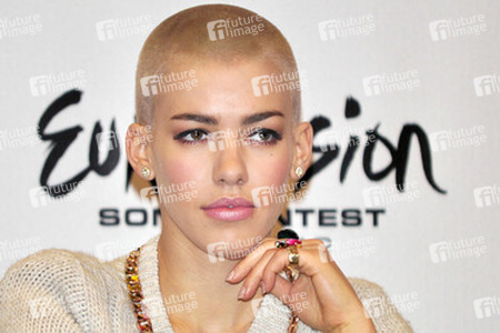 Alina Süggeler (Frida Gold)