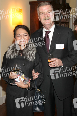 Manfred Lahnstein mit Begleitung