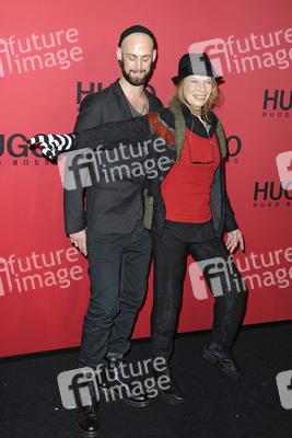 Veruschka Gräfin von Lehndorff mit Begleitung