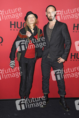 Veruschka Gräfin von Lehndorff mit Begleitung