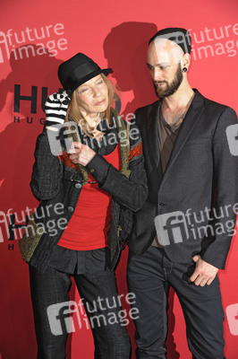 Veruschka Gräfin von Lehndorff mit Begleitung