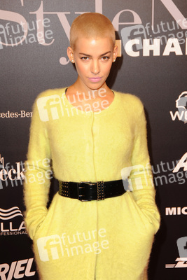 Alina Süggeler (Frida Gold)