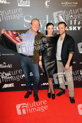 Ole Tillmann mit Gattin Anita Tillmann und Gast