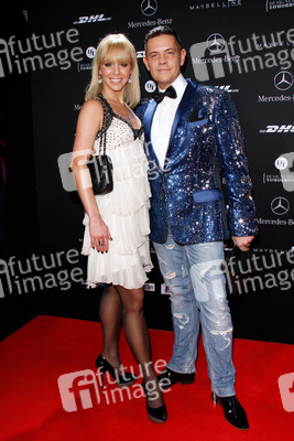 Isabel Edvardsson mit Begleitung