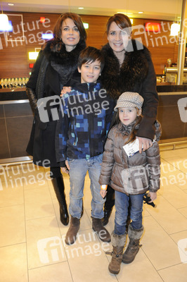 Gerit Kling und Anja Kling mit den Kindern Tano und Alea