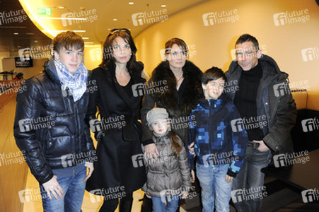 Gerit Kling und Anja Kling mit Mann Jens Solf und den Kindern Leon, Tano und Alea