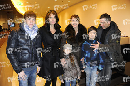 Gerit Kling und Anja Kling mit Mann Jens Solf und den Kindern Leon, Tano und Alea