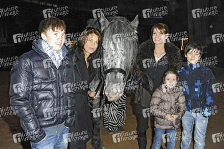 Gerit Kling und Anja Kling mit den Kindern Leon, Tano und Alea