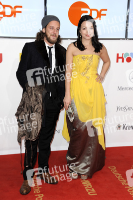 Cosma Shiva Hagen mit Begleitung