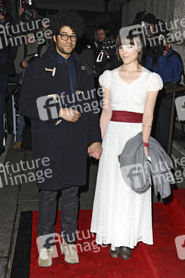 Richard Ayoade mit Begleitung